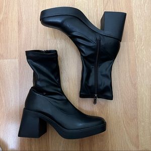 (SOLD)Chunky Sock Booties
